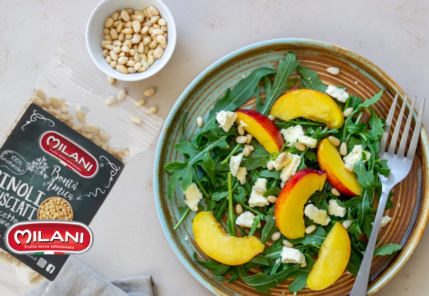 Insalata con pesche e pinoli