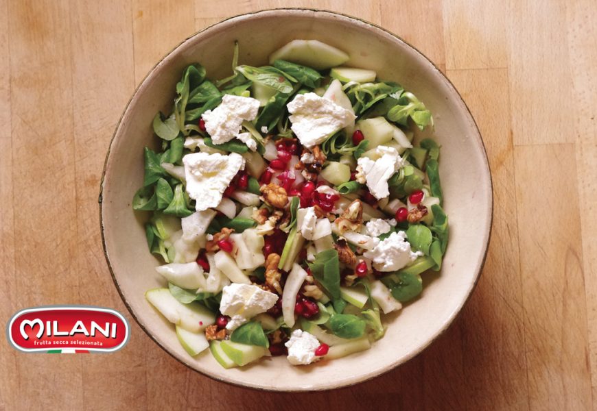 Insalata con noci, melograno e mela verde