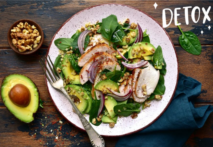 Insalata detox con noci, pollo, spinaci e avocado