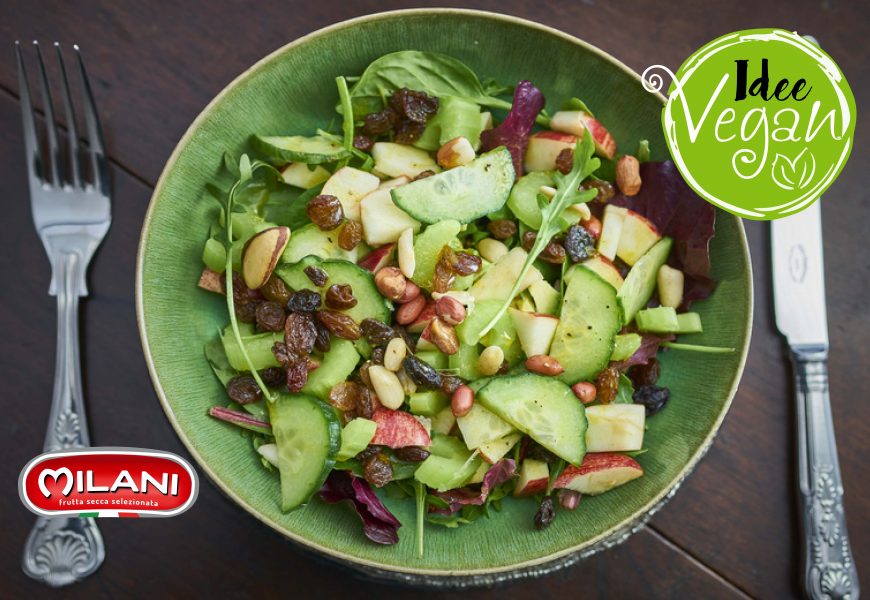 Insalata di mele, spinaci, misticanza e frutta secca