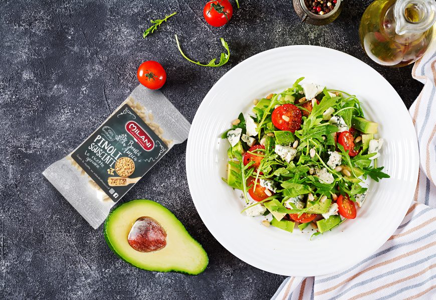Insalata rucola, pinoli, formaggio e avocado