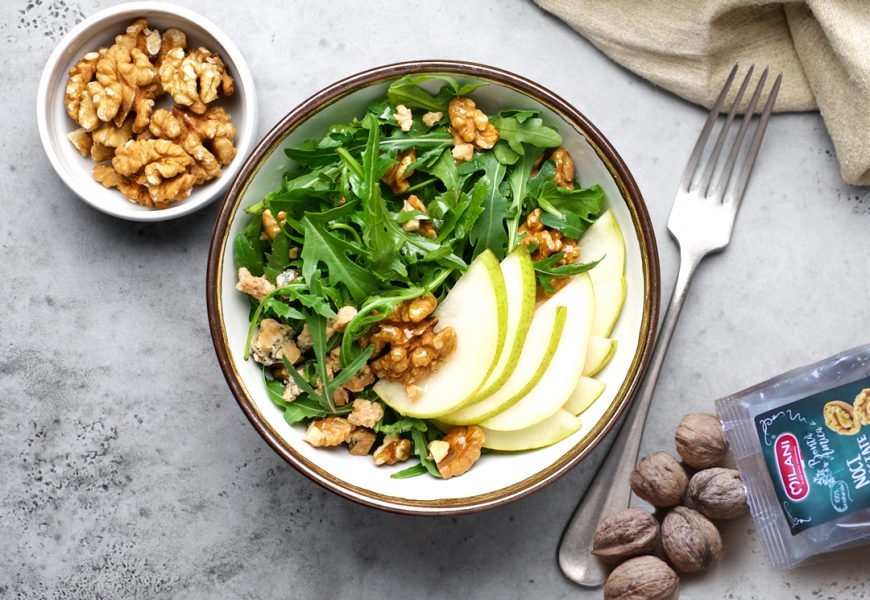 Insalata rucola, pere, noci e formaggio
