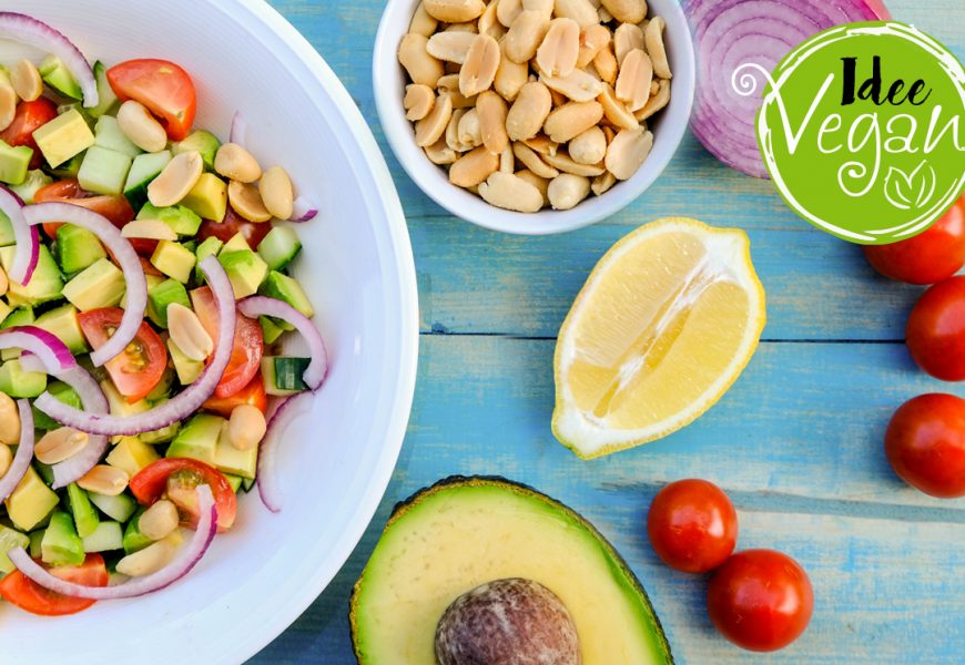 Idee vegan: insalata arachidi, pomodorini, avocado